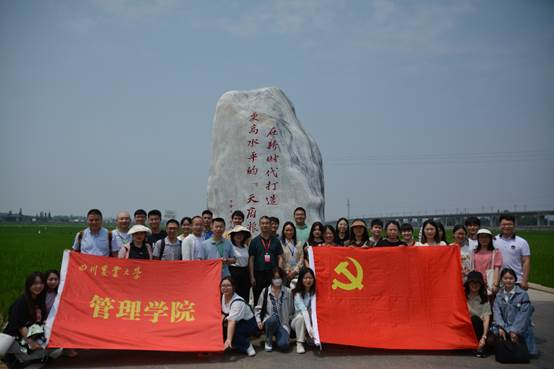 图片包含 户外, 草, 人, 人们描述已自动生成